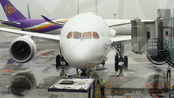 Dreamliner em serviço no aeroporto de Suvarnabhumi — Vídeo de Stock