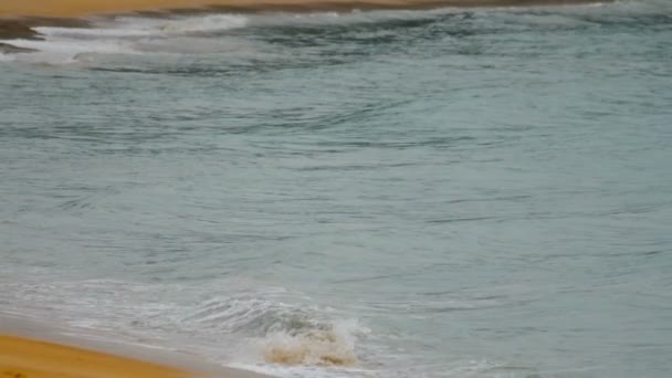 Olas en una playa de arena — Vídeo de stock