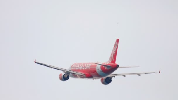 Airbus 320 despegando del aeropuerto de Phuket — Vídeos de Stock