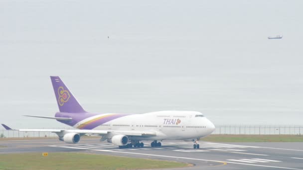 Thai Airways Boeing 747 circulant au sol — Video