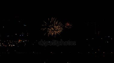 Akşamları yanıp sönen havai fişek