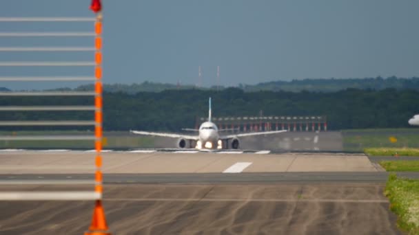 Uçak airbus 320 kalkış — Stok video