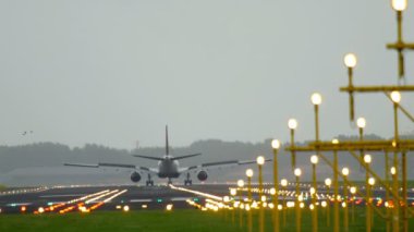 Sabahın erken saatlerinde uçak iniyor.