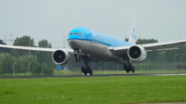 KLM Boeing 777 inişi