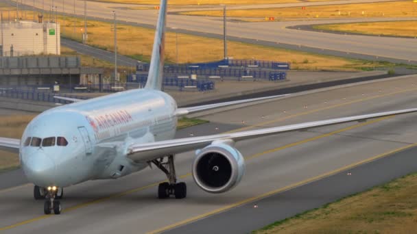 Boeing 787 kołowania po wylądowaniu — Wideo stockowe