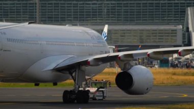 Servis dışı uçak çekici..