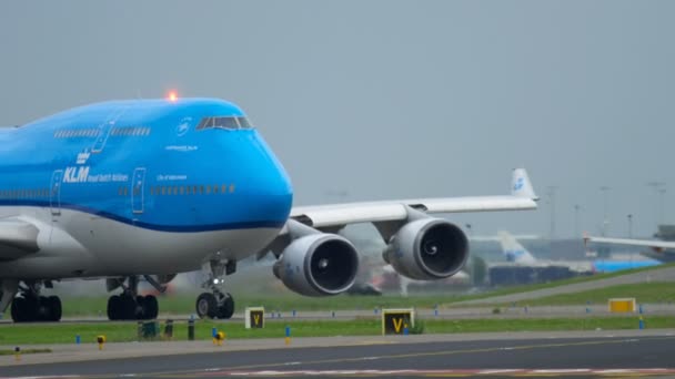 Klm boeing 747 rollend vor dem Start — Stockvideo