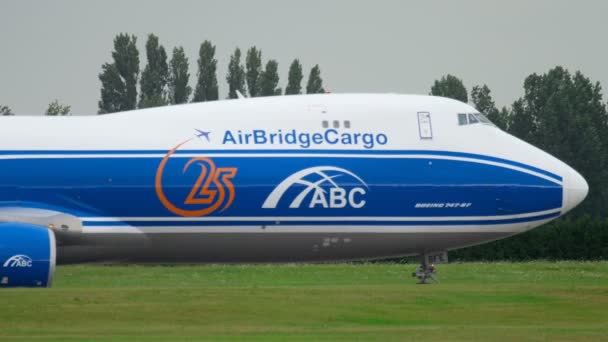 AirBridgeCargo Boeing 747 gurulás felszállás előtt — Stock videók