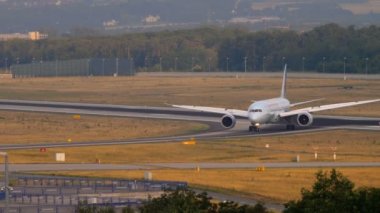 Boeing 787 iniş sonra Taksilemek