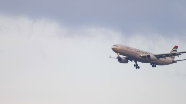 Etihad Airbus 330 blíží — Stock video