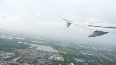 Yağmur sırasında uçak çıkartıyor