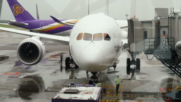 Dreamliner in servizio nell'aeroporto di Suvarnabhumi — Video Stock