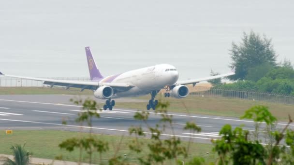 Airbus 330 landing in Phuket — Stockvideo