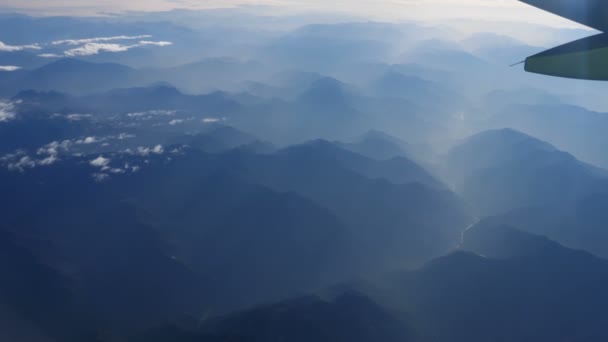 Hermosa vista a través de la ventana del avión, avión volando sobre el río en las montañas — Vídeos de Stock