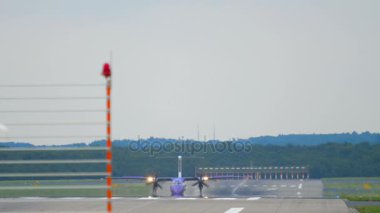 Turboprop uçağı indikten sonra taksicilik yapıyor.