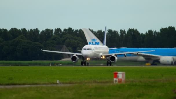 Air Astana Airbus 321 urychlit před odletem — Stock video