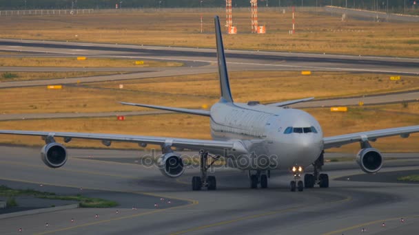 Lufthansa Airbus 340 taxning — Stockvideo