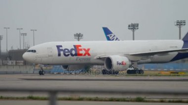 Boeing 777 inişten sonra kalkıyor.
