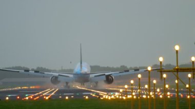 KLM Boeing 777 inişi