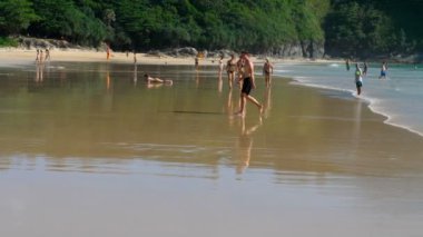 Turistler Nai Harn Beach