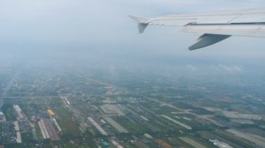 Yağmur sırasında uçak çıkartıyor