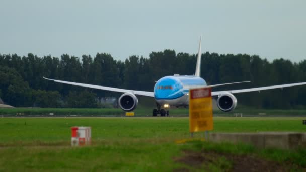 KLM Dreamliner ускоряется и взлетает — стоковое видео