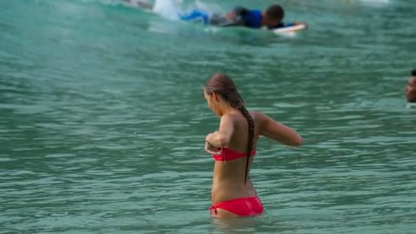 Turisti sulla spiaggia di Nai Harn — Video Stock