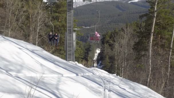冬の山パノラマ スキー場のリフト — ストック動画