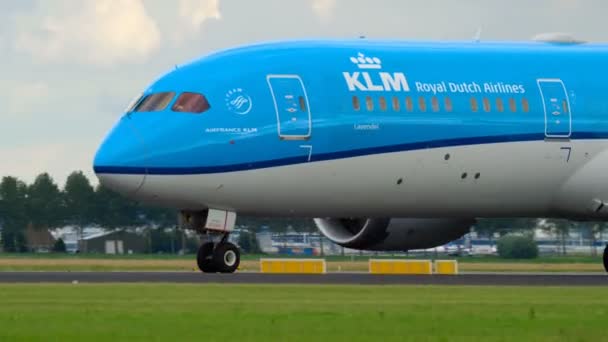KLM Dreamliner versnellen en opstijgen — Stockvideo