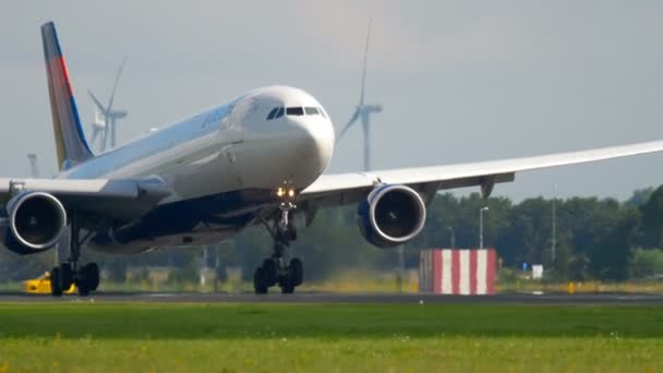 Delta Airlines Airbus 330 landing — Stockvideo