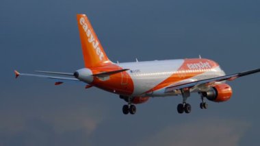 EasyJet Airbus 319 yaklaşıyor