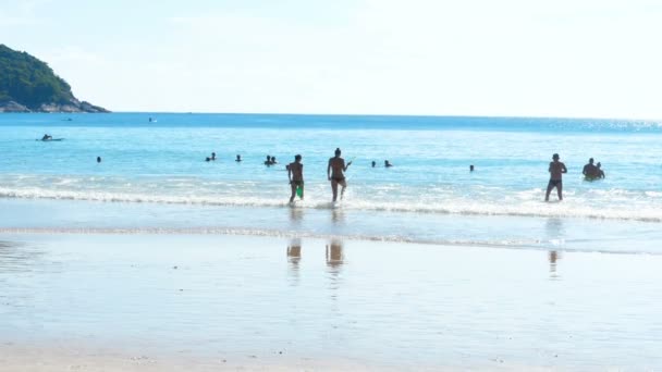 Turistas en la playa de Nai Harn — Vídeo de stock