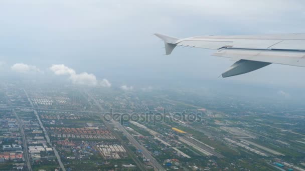 Avião decola durante a chuva — Vídeo de Stock