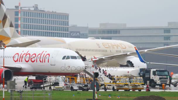 Etihad Boeing 787 Dreamliner taxning — Stockvideo