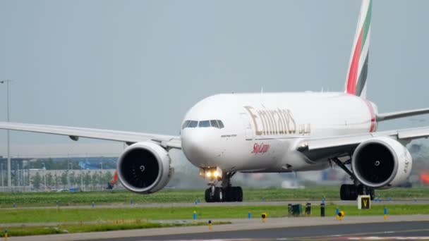 Emiraten Skycargo 777 taxiën vóór het opstijgen — Stockvideo