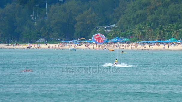 Temporada alta en la playa de Karon en Phuket — Vídeo de stock