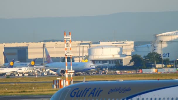 Tráfico en el aeropuerto de Frankfurt — Vídeos de Stock