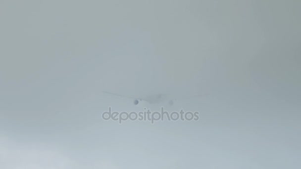 Samolot w niskie chmury i mgła — Wideo stockowe