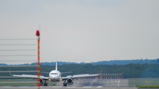 Frenado del avión después del aterrizaje — Vídeo de stock