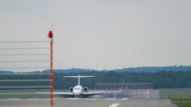 Avión en rodaje después del aterrizaje — Vídeo de stock 