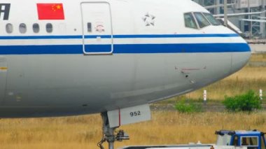 Servis dışı uçak çekici..