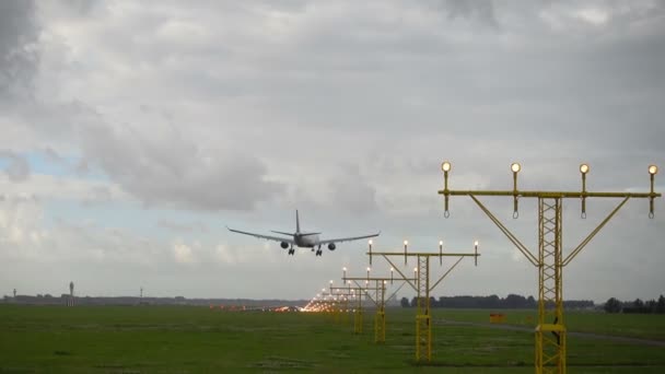 Avião aterrissando em pista iluminada — Vídeo de Stock