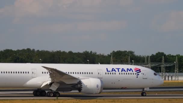 Dreamliner taxiing after landing — Stock Video