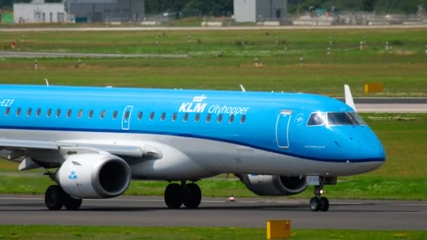 KLM Cityhopper Embraer 190 rullaggio — Video Stock