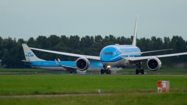 KLM Dreamliner ускоряется и взлетает — стоковое видео