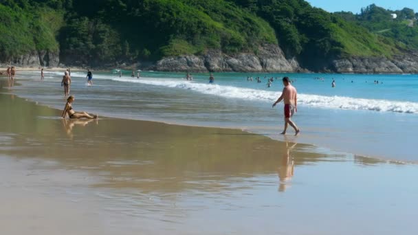 Turistler Nai Harn Beach — Stok video