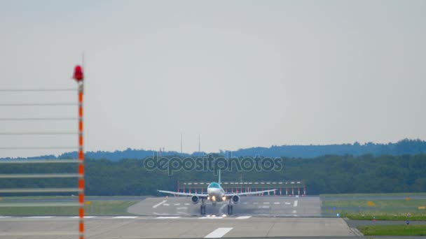Letadlo přistávající na letišti v Düsseldorfu — Stock video