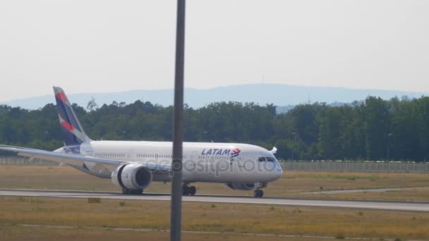 Dreamliner taxiing após o desembarque — Vídeo de Stock