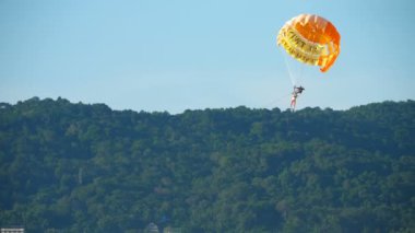 Phuket üzerinde parasailing