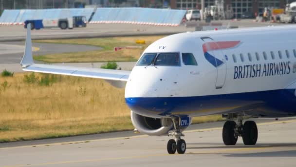 Embraer ERJ-190 taxiing — Stock Video